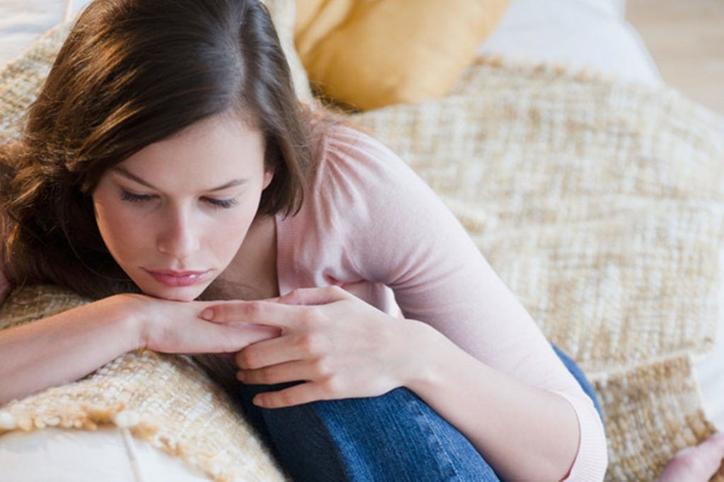 Nadenkende jonge vrouw